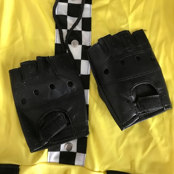 Woman’s Costume - Picture 8 of 12